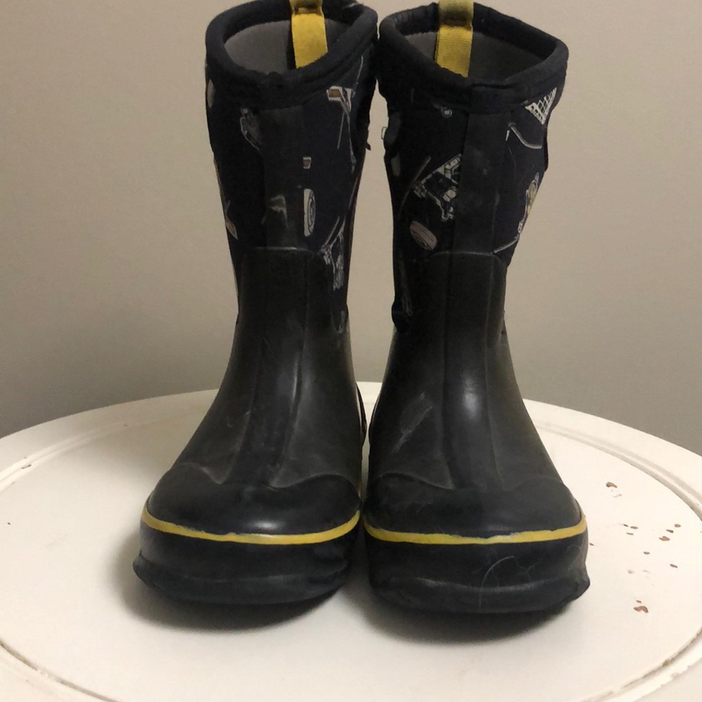 Boys winter boots.